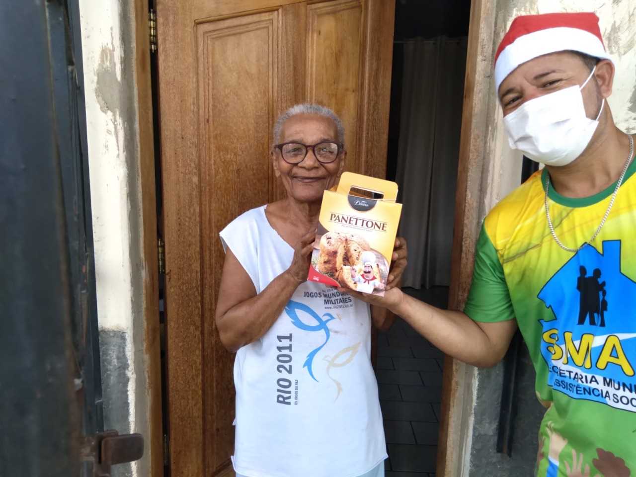 Camacã: Secretaria de Assistência Social distribui Panettone para os idosos